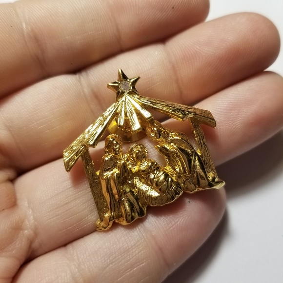 Lovely VTG Nativity Lapel Pin - Picture 5 of 7